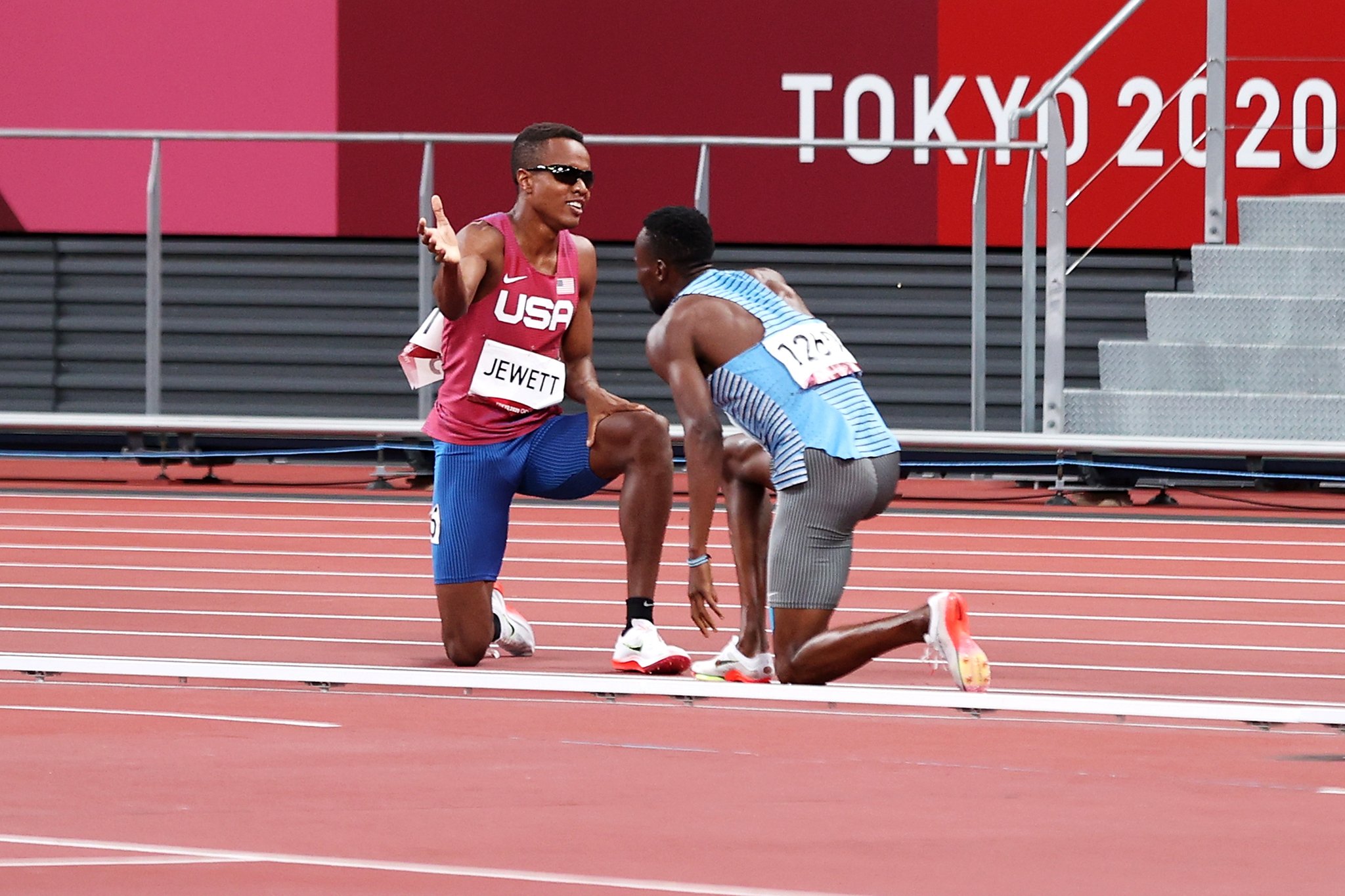 朱維特與阿莫斯跌倒後，扶著彼此站起來。（圖／翻攝自Twitter @Tokyo2020）